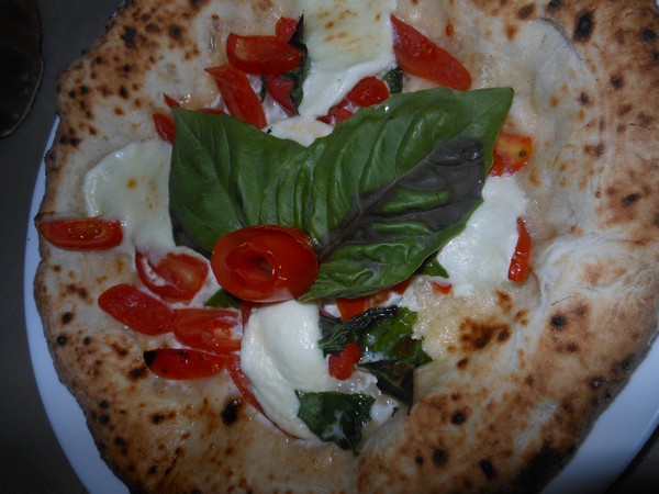 Pizzarella preparata da Enrico di Pietro presso PalaPizza di Frattamaggiore (NA)