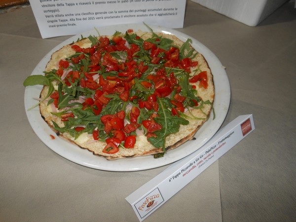 Pizzarella preparata da Enrico di Pietro presso PalaPizza di Frattamaggiore (NA)