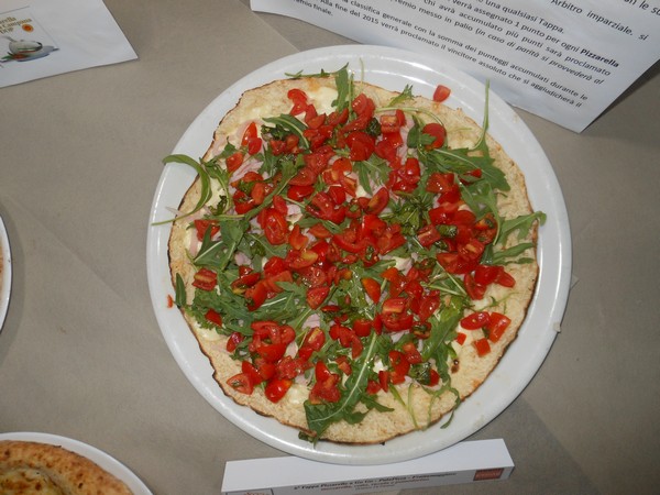 Pizzarella preparata da Enrico di Pietro presso PalaPizza di Frattamaggiore (NA)