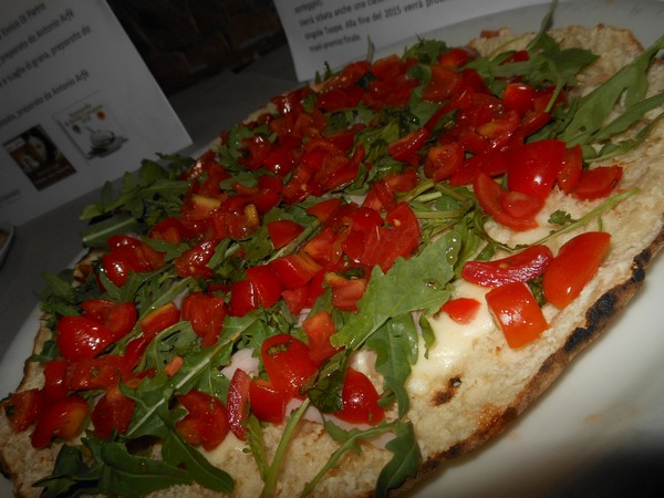 Pizzarella preparata da Enrico di Pietro presso PalaPizza di Frattamaggiore (NA)