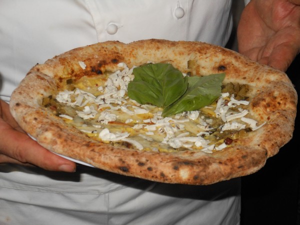 Pizzarella preparata da Enrico di Pietro presso PalaPizza di Frattamaggiore (NA)