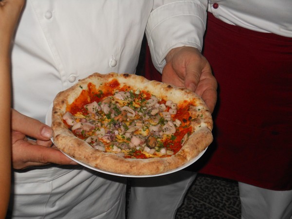 Pizzarella preparata da Enrico di Pietro e condita da Antonio Arf presso PalaPizza di Frattamaggiore (NA)