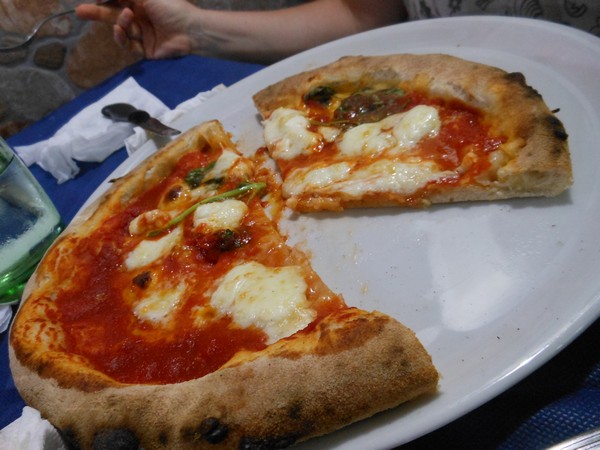 Pizza preparata da Ron Garofalo presso la Pizzeria Mistral di Palermo