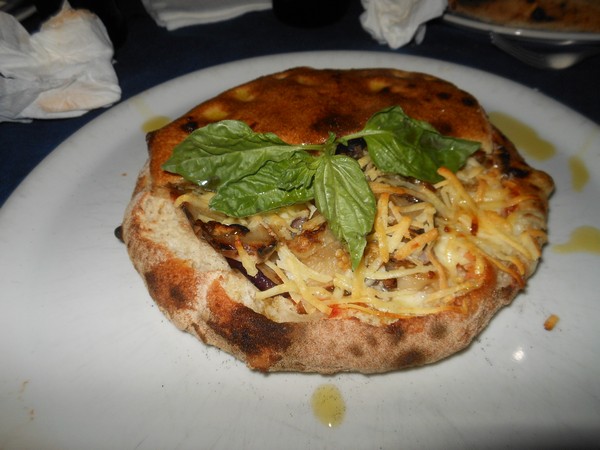 Pizza preparata da Ron Garofalo presso la Pizzeria Mistral di Palermo