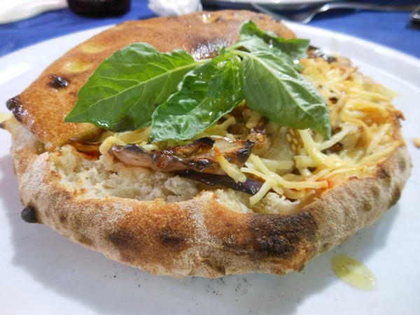 Pizza preparata da Ron Garofalo presso la Pizzeria Mistral di Palermo