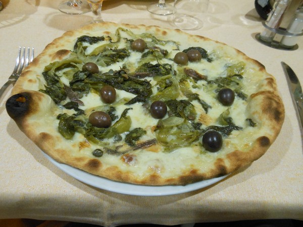 Pizza preparata da Oliva presso il Ristorante Pizzeria La Vignolese di Modena