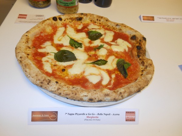 Pizzarella preparata da Vincenzo Di Fiore presso la Pizzeria Bella Napoli di Acerra (NA)