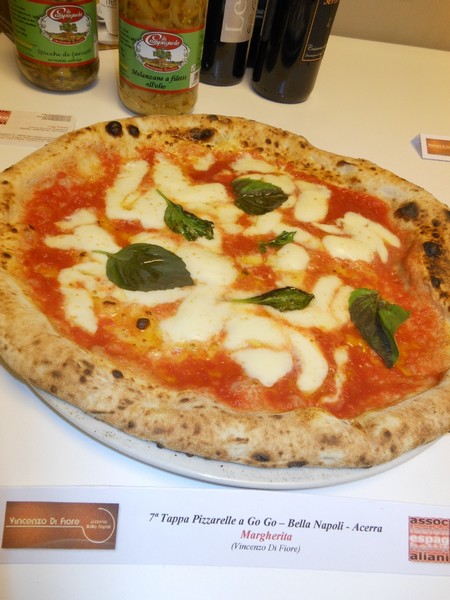 Pizzarella preparata da Vincenzo Di Fiore presso la Pizzeria Bella Napoli di Acerra (NA)