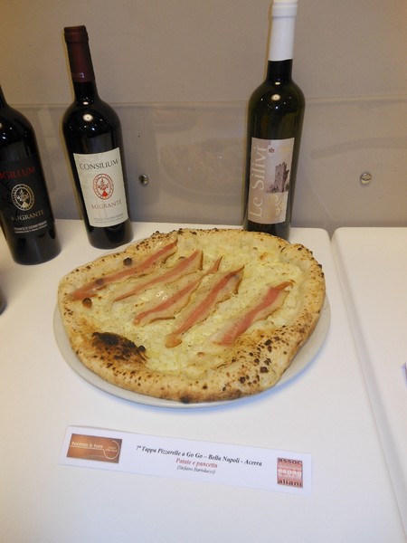 Pizzarella preparata da Vincenzo Di Fiore e condita da Stefano Bartolucci presso la Pizzeria Bella Napoli di Acerra (NA)