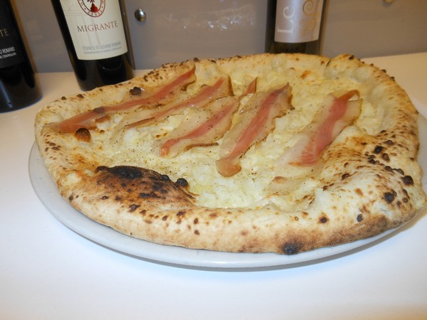 Pizzarella preparata da Vincenzo Di Fiore e condita da Stefano Bartolucci presso la Pizzeria Bella Napoli di Acerra (NA)