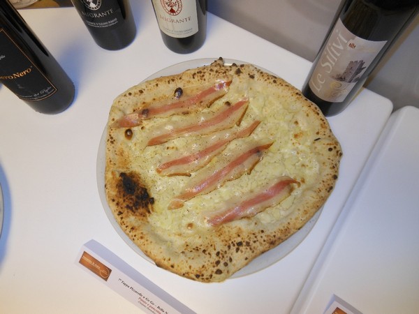 Pizzarella preparata da Vincenzo Di Fiore e condita da Stefano Bartolucci presso la Pizzeria Bella Napoli di Acerra (NA)