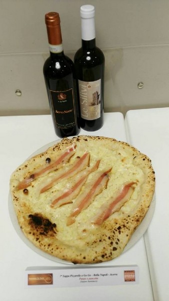 Pizzarella preparata da Vincenzo Di Fiore e condita da Stefano Bartolucci presso la Pizzeria Bella Napoli di Acerra (NA)