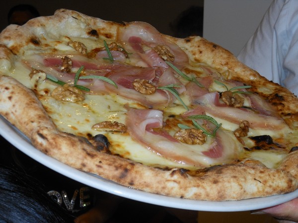 Pizzarella preparata da Vincenzo Di Fiore presso la Pizzeria Bella Napoli di Acerra (NA)