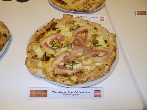 Pizzarella preparata da Vincenzo Di Fiore presso la Pizzeria Bella Napoli di Acerra (NA)