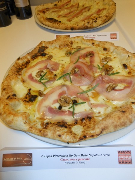 Pizzarella preparata da Vincenzo Di Fiore presso la Pizzeria Bella Napoli di Acerra (NA)