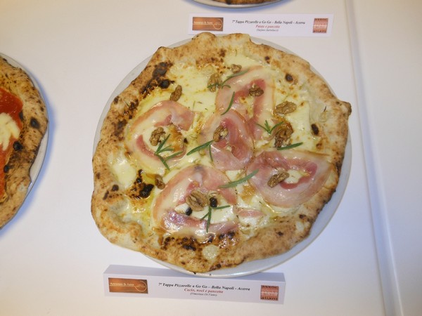 Pizzarella preparata da Vincenzo Di Fiore presso la Pizzeria Bella Napoli di Acerra (NA)