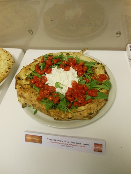 Pizzarella preparata da Vincenzo Di Fiore e condita da Stefano Bartolucci presso la Pizzeria Bella Napoli di Acerra (NA)