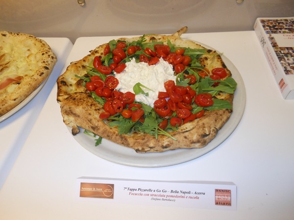 Pizzarella preparata da Vincenzo Di Fiore e condita da Stefano Bartolucci presso la Pizzeria Bella Napoli di Acerra (NA)