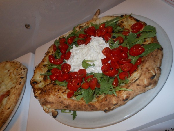 Pizzarella preparata da Vincenzo Di Fiore e condita da Stefano Bartolucci presso la Pizzeria Bella Napoli di Acerra (NA)