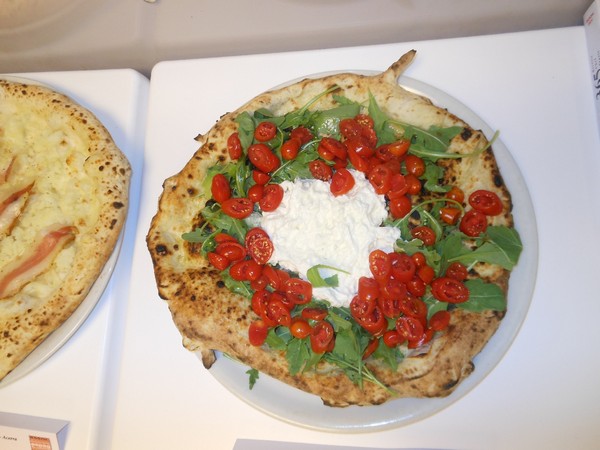 Pizzarella preparata da Vincenzo Di Fiore e condita da Stefano Bartolucci presso la Pizzeria Bella Napoli di Acerra (NA)