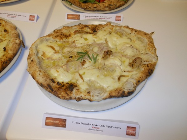 Pizzarella preparata da Vincenzo Di Fiore presso la Pizzeria Bella Napoli di Acerra (NA)