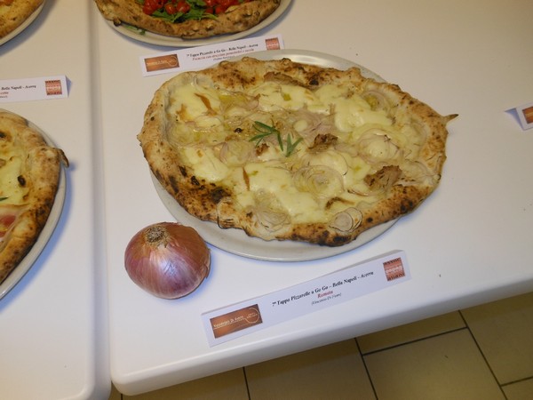 Pizzarella preparata da Vincenzo Di Fiore presso la Pizzeria Bella Napoli di Acerra (NA)