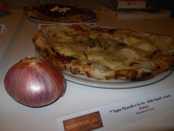 Pizzarella preparata da Vincenzo Di Fiore presso la Pizzeria Bella Napoli di Acerra (NA)