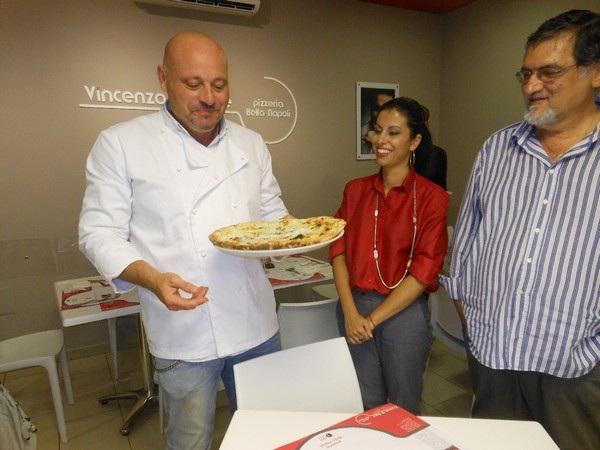 Stefano Bartolucci presso la Pizzeria Bella Napoli di Acerra (NA)