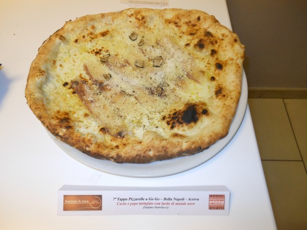 Pizzarella preparata da Vincenzo Di Fiore e condita da Stefano Bartolucci presso la Pizzeria Bella Napoli di Acerra (NA)