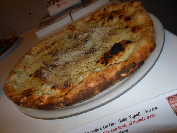 Pizzarella preparata da Vincenzo Di Fiore e condita da Stefano Bartolucci presso la Pizzeria Bella Napoli di Acerra (NA)