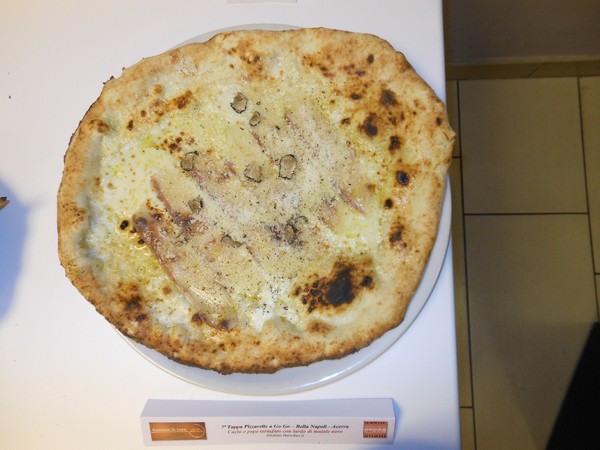 Pizzarella preparata da Vincenzo Di Fiore e condita da Stefano Bartolucci presso la Pizzeria Bella Napoli di Acerra (NA)