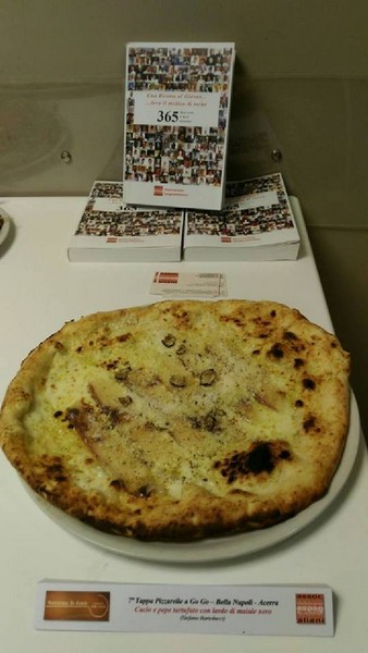 Pizzarella preparata da Vincenzo Di Fiore e condita da Stefano Bartolucci presso la Pizzeria Bella Napoli di Acerra (NA)