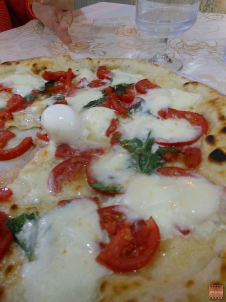 Pizza preparata da Carmine Anzaloni presso la Pizzeria Tutino di Napoli