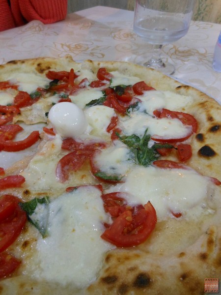 Pizza preparata da Carmine Anzaloni presso la Pizzeria Tutino di Napoli