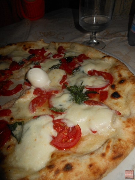 Pizza preparata da Carmine Anzaloni presso la Pizzeria Tutino di Napoli