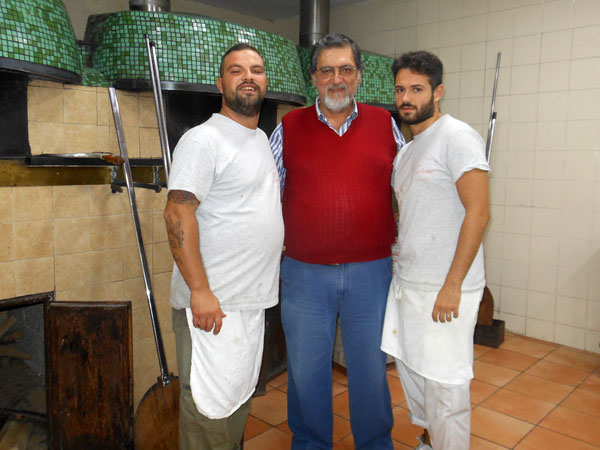 Luigi Farina con Carmine Anzaloni e Alessandro Tutino presso la Pizzeria Tutino di Napoli