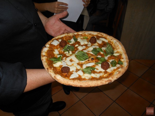 Pizzarella preparata da Carmine Anzaloni e condita da Vincenzo Galizia presso la Pizzeria Tutino di Napoli