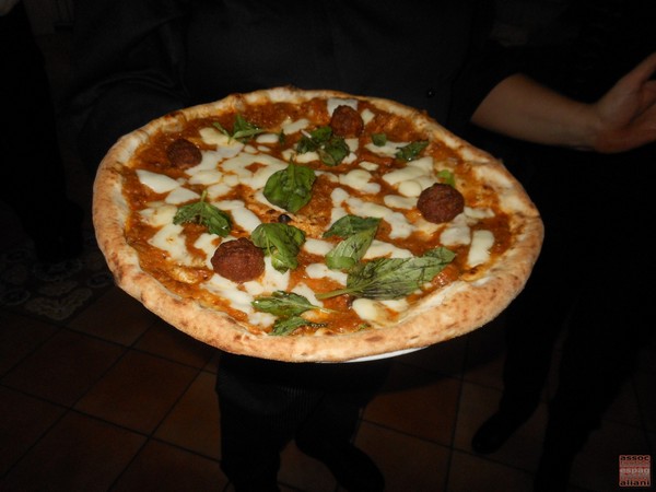 Pizzarella preparata da Carmine Anzaloni e condita da Vincenzo Galizia presso la Pizzeria Tutino di Napoli