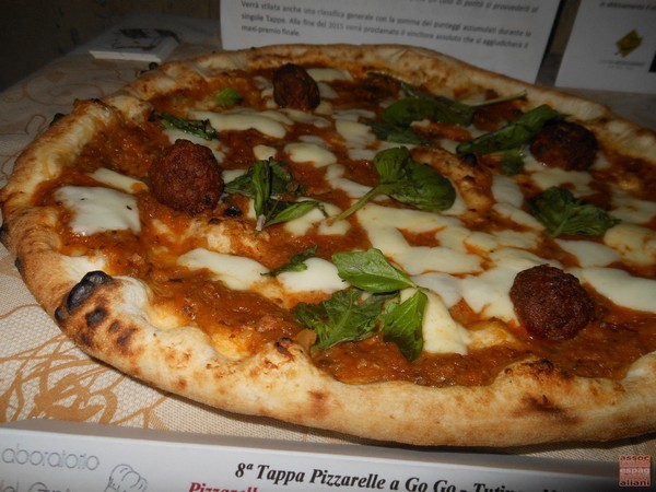 Pizzarella preparata da Carmine Anzaloni e condita da Vincenzo Galizia presso la Pizzeria Tutino di Napoli