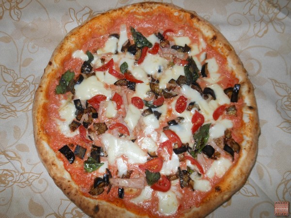 Pizzarella preparata da Carmine Anzaloni presso la Pizzeria Tutino di Napoli