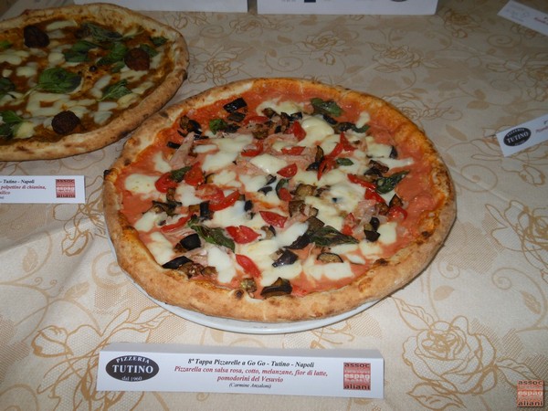 Pizzarella preparata da Carmine Anzaloni presso la Pizzeria Tutino di Napoli