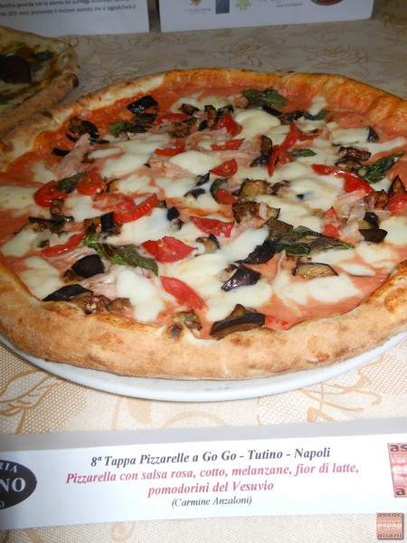 Pizzarella preparata da Carmine Anzaloni presso la Pizzeria Tutino di Napoli