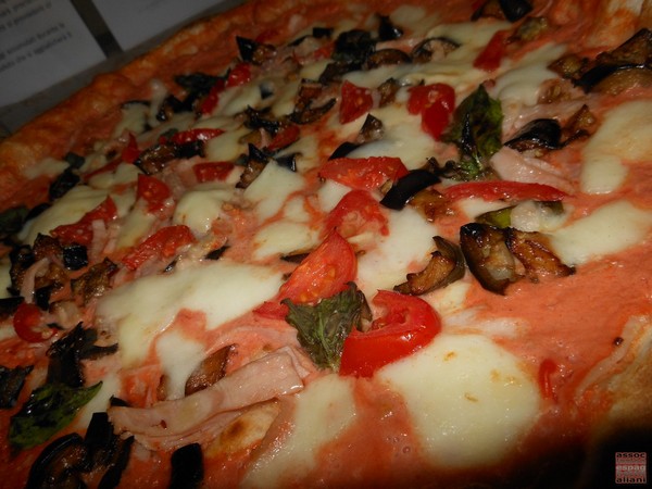 Pizzarella preparata da Carmine Anzaloni presso la Pizzeria Tutino di Napoli