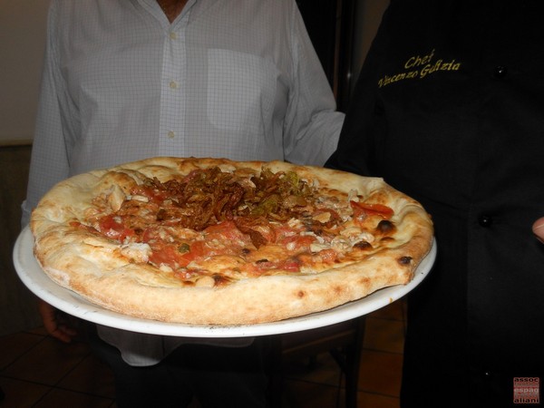 Pizzarella preparata da Carmine Anzaloni e condita da Vincenzo Galizia presso la Pizzeria Tutino di Napoli