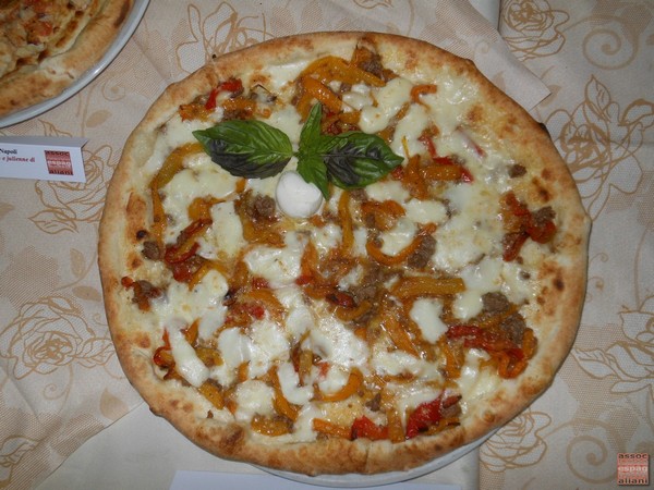 Pizzarella preparata da Carmine Anzaloni presso la Pizzeria Tutino di Napoli