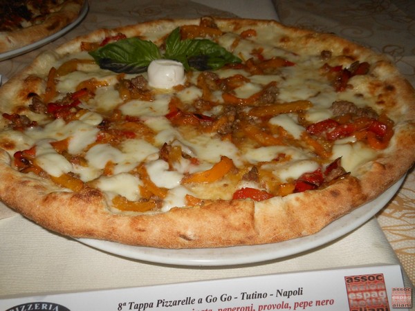 Pizzarella preparata da Carmine Anzaloni presso la Pizzeria Tutino di Napoli