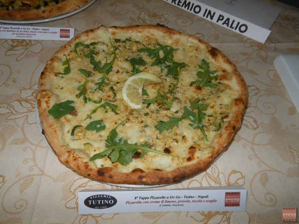 Pizzarella preparata da Carmine Anzaloni presso la Pizzeria Tutino di Napoli