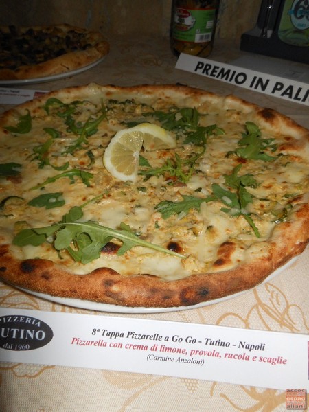 Pizzarella preparata da Carmine Anzaloni presso la Pizzeria Tutino di Napoli