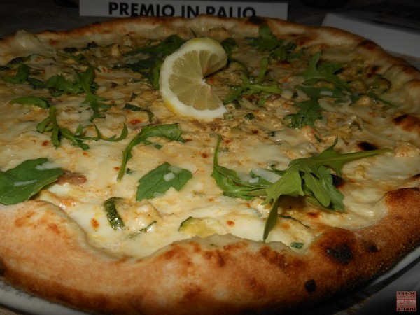 Pizzarella preparata da Carmine Anzaloni presso la Pizzeria Tutino di Napoli