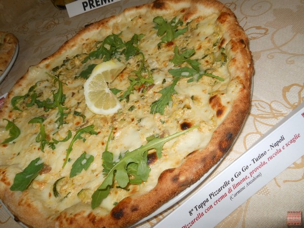 Pizzarella preparata da Carmine Anzaloni presso la Pizzeria Tutino di Napoli